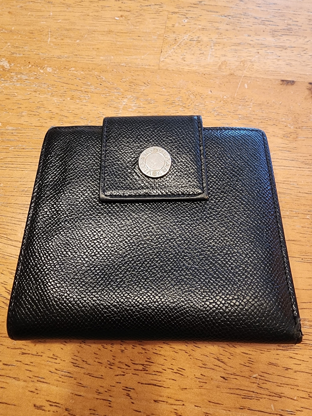BVLGARI W-hook wallet features black grained leather silver-tone circular Logo